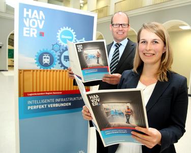 Annemarie Kübler, Projektleiterin bei Fraunhofer SCS, und Ulf-Birger Franz, Dezernent für Wirtschaft, Verkehr und Bildung der Region Hannover, präsentieren die druckfrische Veröffentlichung "Arbeitsmarktmonitor Logistikwirtschaft" im Haus der Wirtschaftsförderung