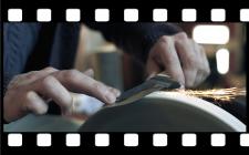 Der Film über den Messerschmied Janosch Vecernjes ist der erste einer Reihe von insgesamt 13 Kurzfilmen, in denen Handwerkerpersönlichkeiten vorgestellt werden – seien es Auszubildende, Existenzgründer oder etablierte Handwerksunternehmer