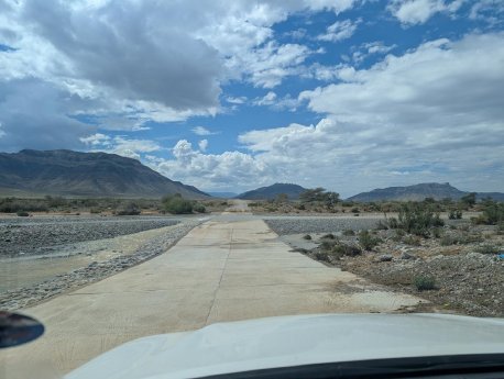 namibia-regenzeit-pfuetze.jpg