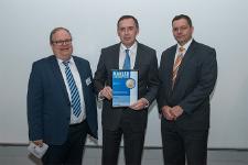 Auszeichnung zum Maklerchampion 2017 in der Krankenversicherung: Im Bild (v.r.) Dr. Claus Dethloff, Geschäftsführer ServiceValue GmbH, uniVersa-Vertriebsvorstand Werner Gremmelmaier und Bernhard Rudolf, Chefredakteur Versicherungsmagazin / Foto: Versicherungsmagazin/Dirk Uebele 