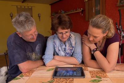 Sonja Meiburg analysiert die Aufnahmen der Überwachungskamera mit den Hundebesitzern. © SWR, Neue Artfilm 2017