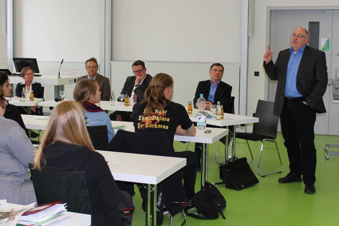 PM_2015_06_15_HS-Osnabrueck_Podiumksdiskussion_Wohlstand_und_Migration_3.jpg