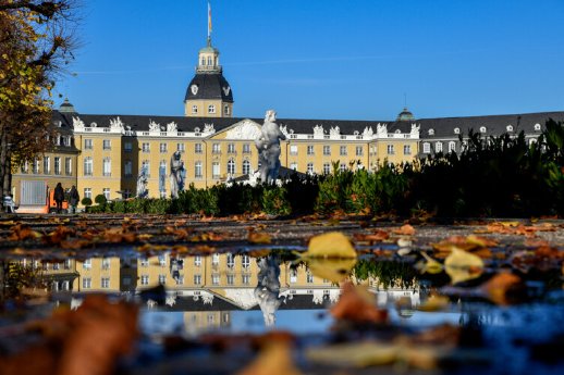 Schloss%20Karlsruhe%20im%20Herbst%20%C2%A9%20KTG%20Karlsruhe%20Tourismus%20GmbH%2C%20Foto%20Fabi.jpg