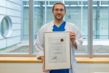 Dr. Francesco Carbone freut sich sehr über den Preis.