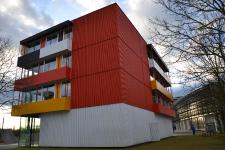 Die vorgehängte hinterlüftete Fassadenbekleidung erlaubt ein Spiel mit Farben und Oberflächenstrukturen bei einer konstruktiven Trennung von Dämmung und Witterungsschutz