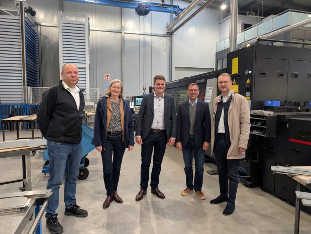 Gruppenbild neue Halle.jpg