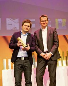 Bei der Preisübergabe von links: Marco Mueller und Edmund Englich von der Loewe Design Abteilung