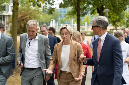 Besuch-Ministerin-9316.jpg