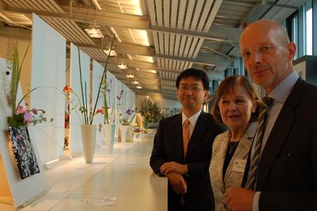 Der japanische Konsul Hiroyuki Yakabe (hinten) eröffnete gemeinsam mit dem Erstem Stadtrat Thomas Bosse (vorne) heute Morgen die Ikebana-Ausstellung von Ilka Leibing (Mitte) und ihren Schülerinnen und Schülern im BlütenWerk, Bildnachweis: Landesgartenschau Norderstedt 2011