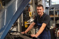 Elia Greiner ist Schrauber aus Leidenschaft, spezialisiert sich auf Hochvolttechnik und schätzt seinen abwechslungsreichen Arbeitsalltag.