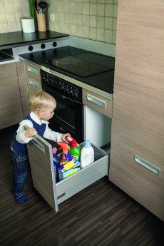 Gefahr_offener Kuechenschrank03_Kind_72dpi.jpg