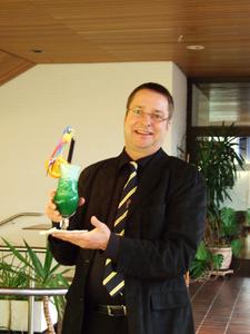 Barkeeper Bernd Duncker mixt den Deich-Cocktail aus Friedrichskoog