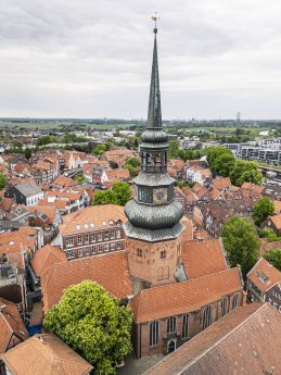 Der achteckige Turm der Kirche  St. Cosmae et Damiani.jpg