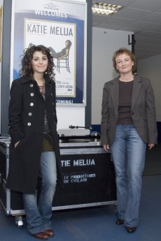 katie-Melua mit Frau Scheu - Bildquelle Andrew Bronner.jpg