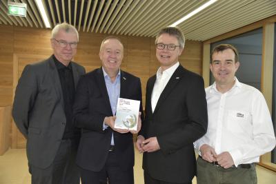 Architekt Günter Schleiff überreichte Urkunde und Plakette der Auszeichnung für den Energy Campus an die Stiebel-Eltron-Geschäftsführer Dr. Nicholas Matten und Dr. Kai Schiefelbein sowie den Leiter Energy Campus, Frank Röder (von links)