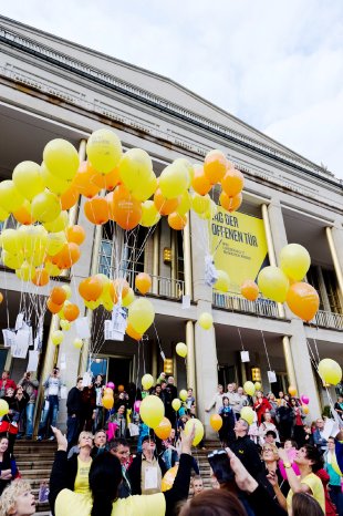 Ballons_steigen_OperLeipzig_Copyr_KirstenNijhof.jpg