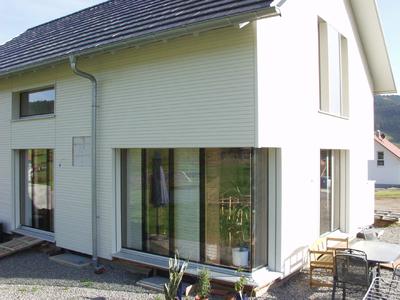 revo Fenster in Holzschalung
