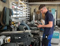 Keine Angst vor großen Metallkonstruktionen. Philippe Crouzet in der Werkstatt (Foto: Schlosserei Götz GmbH)