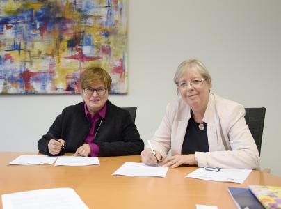Jutta Wendland-Park (rechts), Rotenburger Werke der Inneren Mission e.V., und Hochschul-Rektorin Prof. Dr. Karin Luckey bei der Unterzeichnung des Kooperationsvertrages.