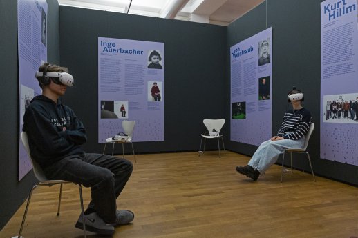 Zwei Schüler der Wilhelm Raabe Schule mit VR-Brille in Ausstellung KZ überlebt (c) Landesmuseum.jpg