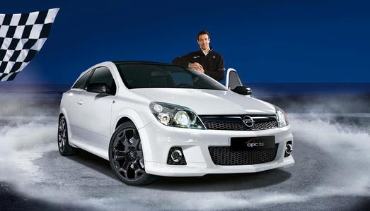 OPC Race Camp-Chef und zweimaliger Le Mans-Gewinner Manuel Reuter mit dem neuen Opel Astra OPC Race Camp