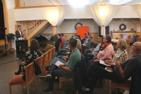 Prof. Dr. Fischer (li.) von der FH Erfurt in seinem Vortrag vor Akteuren des Netzwerks Frühe Hilfen: „Gelingendes Netzwerken braucht ein Wir-Gefühl und klare Verantwortlichkeiten“ / Foto: Gaby Richter