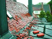 Nach großflächigen Unwetterereignissen arbeiten die Dachdecker-Innungsbetriebe nach Dringlichkeit. Im Stich gelassen wird kein Geschädigter.