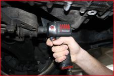 Auch für den Profi in der Autowerkstatt ist die Haupt-Reifenwechselzeit mit erhöhten Belastungen verbunden. Deshalb lohnt es sich beim Druckluftschrauber ein 