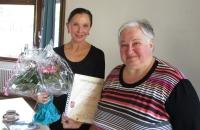 Obfrau Waltraud Illner dankte Kammertänzerin Professor Birgit Keil mit einem Blumenstrauß für ihren interessanten Vortrag und ehrte sie mit Urkunde und Nadel für 50 Jahre Mitgliedschaft in der Sudetendeutschen Landsmannschaft (Foto: Helmut Heisig)