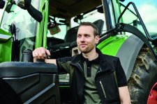 Was in Büros und Autos längst Standard ist, wird in der Landtechnik häufig unterschätzt: Ergonomische Sitze in Agrar- und Baumaschinen sind eine Investition in Gesundheit, Konzentration und Produktivität.