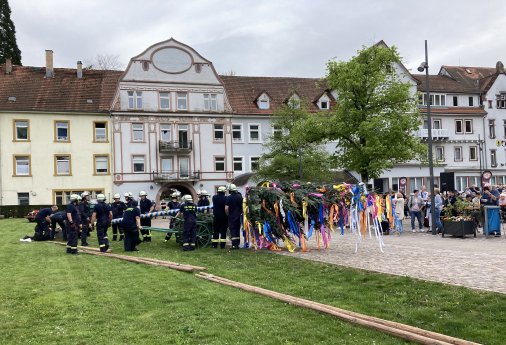 PM_Traditionelles Maibaumstellen am 30. April auf dem Herrenalber Rathausplatz.jpeg