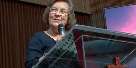 Kirchenvorstand Dr. Linda Becker bittet farbige Adventisten um Vergebung