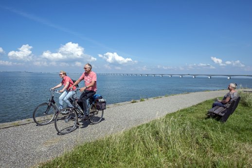 Fahrradfahren zwischen Meer und Land auf der Zeelandbrug, Foto VVV Zeeland.jpg