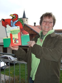 Ute Dicks mit dem Pappadler, Foto Tourismusverband Fläming e.V..JPG