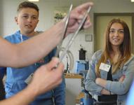 Bei den Karosseriebauern lernten die Achtklässler, was man aus Metall machen kann