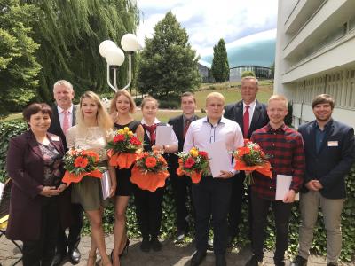 v.l.n.r.: Heike Schäfers-Gurski (Ausbildungsleiterin Toskanaworld), Thomas Fahlbusch (Abteilungsleiter Aus- und Weiterbildung IHK Erfurt), Tetiana Chaplii (Köchin), Kateryna Kinter (Restaurantfachfrau),Tina Edinger (Restaurantfachfrau), Lukas Agatha (F+B Manager Hotel an der Therme Bad Sulza), Pavlo Labaz (Restaurantfachmann), Peter Petz (Empfangschef Hotel an der Therme Bad Sulza), Maximilian Tittel (Hotelfachmann), Klaus Lohmann (Kommunikationsmanager Toskanaworld) / Foto © Toskanaworld