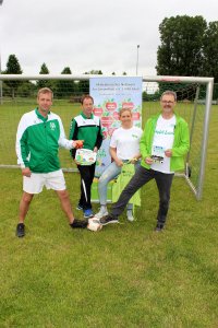 von links: Silvio Hofmann (Nachwuchsleiter, SV Grün Weiß Langendorf), Jens-Uwe Scherf (Abteilungsleiter Fußball, SV Grün Weiß Langendorf), Anne Loeper (Koordinatorin Apfel-Latein), Michael Schwarze (AOK-Regionalsprecher Sachsen-Anhalt und Vorsitzender Mitteldeutsches Netzwerk für Gesundheit e.V.) | Foto: Mitteldeutsches Netzwerk für Gesundheit e.V.