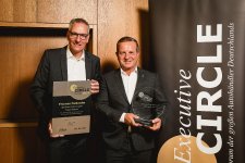 „kfz-betrieb“-Chefredakteur Wolfgang Michel (li.) überreicht an Thomas Peckruhn den Executive Circle Award