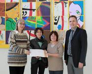 Maria Graf und Ute Friesinger übergeben Restguthaben an den Förderverein Sonnenschein: v.l.n.r.: Maria Graf, Ute Friesinger, Ute Belschner, Markus Heming, Foto: Petra Geiger