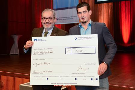 Jose Montero (links) von der Volksbank Rhein-Neckar eG bei der Übergabe des Förderpreises an den Preisträger Joachim Haun (rechts) / Foto: Rittelmann