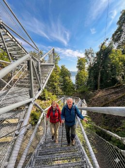 Steg Marienschlucht mit Wanderern_Copyright Tourismus, Kultur und Marketing Bodman-Ludwigsh.png