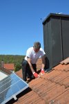 Gut investiert ist in die regelmäßige Dachüberprüfung, bei der auch Dach-Komponenten wie Kamineinfassungen oder Solarmodule gecheckt werden.