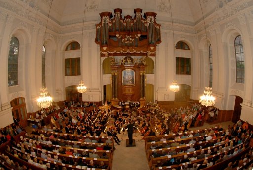 KIB_Paulskirche_Orchester-mit-Stumm-Orgel_Foto_ThomasStepan-KIB_klein.jpg
