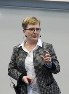 Den Startschuss für die Leistungsschau der angewandten und grundlagennahen Forschung gab die Veranstaltung "Neue Ideen zur Hochschulentwicklung – Schlaglichter aus aktuellen internen Zielvereinbarungen". In Kurzvorträgen stellten dort Forschungsteams ausgewählte Projekte vor, mit denen das Profil der TH Wildau nachhaltig gestärkt, neue Ansätze für den Wissens- und Technologietransfer in die regionale Wirtschaft erschlossen, aber auch Möglichkeiten zur breiteren Mitwirkung interessierter Bürgerin