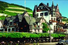 Das Hotel Krone Assmannshausen liegt direkt am Rhein und an den Weinbergen.