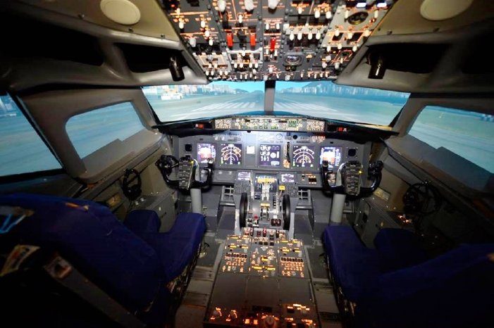 Flugsimulator Stuttgart- Im Cockpit der Boeing 737.jpg