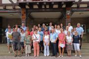 Urkundenübergabe in Münsingen: Vermieterinnen und Vermieter gemeinsam mit den Bürgermeistern Mike Münzing und Elmar Rebmann, Mythos Geschäftsführer Wolfgang Schütz sowie der Prüferin Michaela Mack / © Mythos Schwäbische Alb Maria Bloching