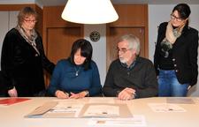 Brigitte von Stieglitz und Eva Pfeffer (beide Walter-Erbe-Realschule Tübingen), Schreinermeister Helmut Bühler (Bühler Innenausbau) und Michaela Lundt (Handwerkskammer Reutlingen) bei der Unterzeichnung der Bildungspartnerschaft (v.li.n.re.)