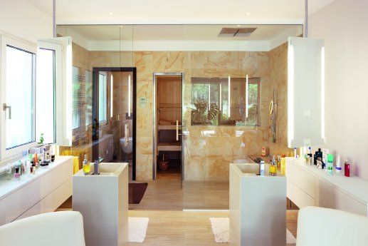 Die frei stehenden Waschtische waren eine Inspiration von einer Reise der Bauherren.tif