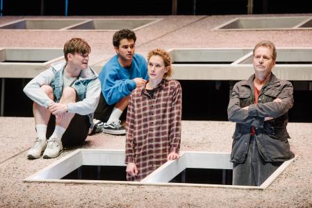 Sven-Marcel Voss (Philipp), Lucas Janson (Tobias), Johanna Sembritzki (Mutter), Nils Brück (Vater) / FOTOGRAF: Candy Welz